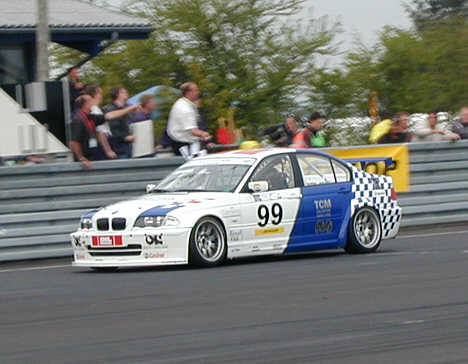 Mike Legarth krydser målstregen som vinder af DTC Cuppen.
(Foto: Motorsporten.dk)